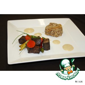 Рецепт говяжьи кубики с болгарским перцем, спаржей, с пудингом из гречки и соусом из белых грибов