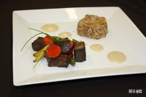 Рецепт говяжьи кубики с болгарским перцем, спаржей, с пудингом из гречки и соусом из белых грибов