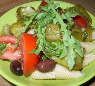 Рецепт теплый салат из пасты с овощами и маслинами