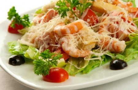 Вкусный салат с креветками. Рецепт с фото вкусного салата "Цезарь с креветками"