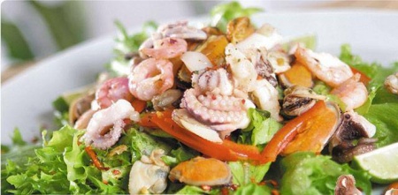 Салат из морепродуктов "Морской коктейль". Рецепт морского салата "Ассорти" из креветок и кальмаров