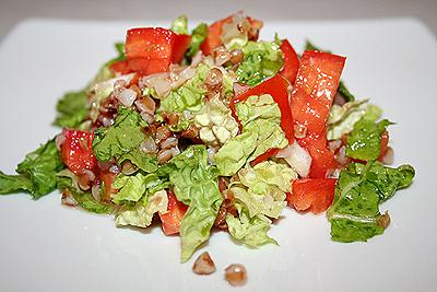 Как сделать консервированный салат с гречкой?