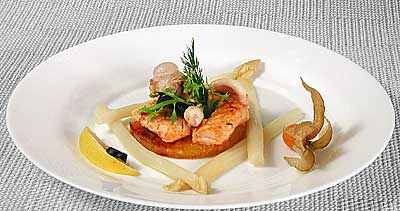 Рецепт ы Блюда из рыбы и морепродуктов : Медальон из лосося на подушке из ананаса со спаржей