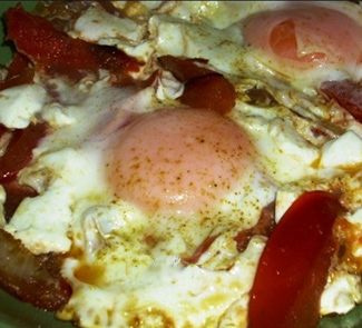 Рецепт яичница-глазунья с помидорами и фетой