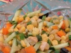 Рецепт салат с овощами, ананасом и обжаренной куриной грудкой