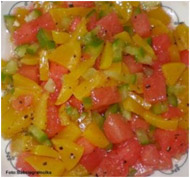 Рецепт салат из свежего персика, арбуза и сладкого перца