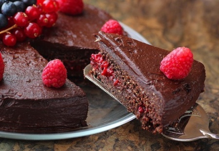 Рецепт торта с шоколадом и ягодами