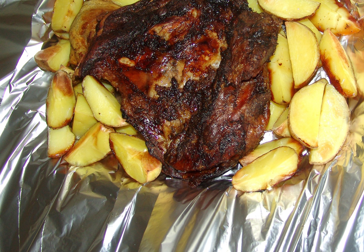 Как сделать мясо в фольге в духовке с картошкой?