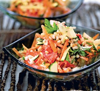 Как сделать салат из гречки с помидорами?
