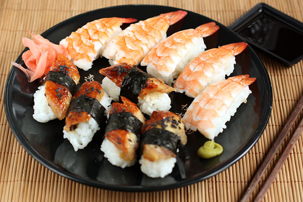 Рецепт суши с креветкой, угрем и омлетом