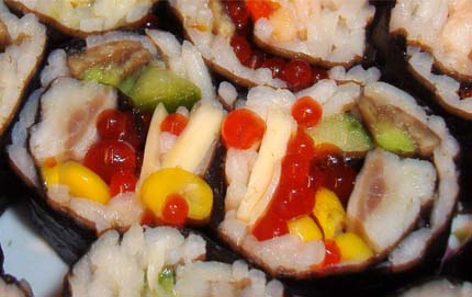 Рецепт суши с селедкой, икрой и кукурузой (ролл инсайд)