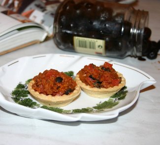 Рецепт тарталетки с сардинами и маслинами