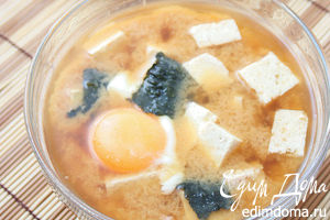 Рецепт суп Мисо с креветками, тофу и целым яйцом