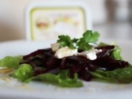 Рецепт салат из свеклы и сыра Фету с кисло-сладкой заправкой