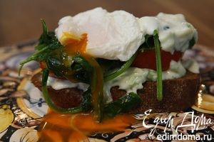 Рецепт яйца-пашот со шпинатом, помидорами и заправкой из йогурта